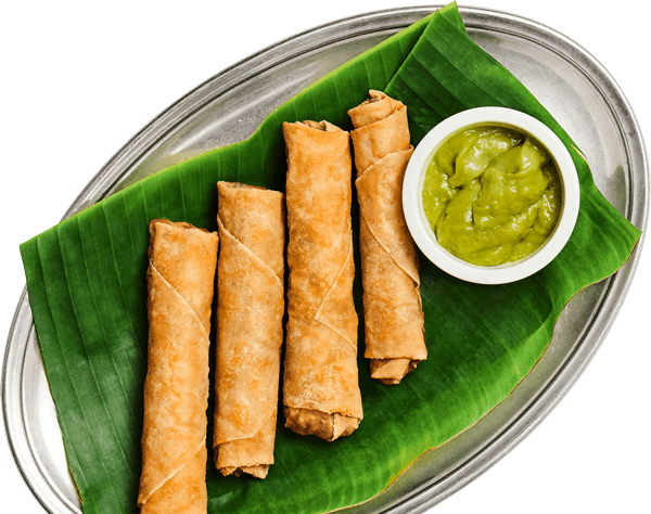 Frühlingsrollen mit dip serviert auf Bananenblatt